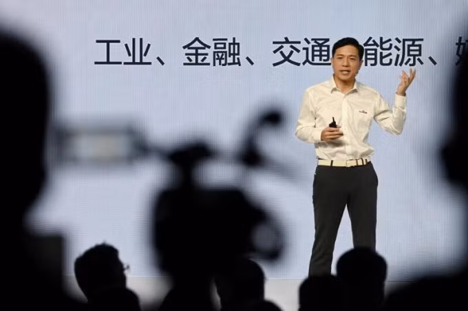 Robin Li, CEO Baidu, giới thiệu Ernie Bot 4 tại Bắc Kinh, hôm 17/10. Ảnh: AFP