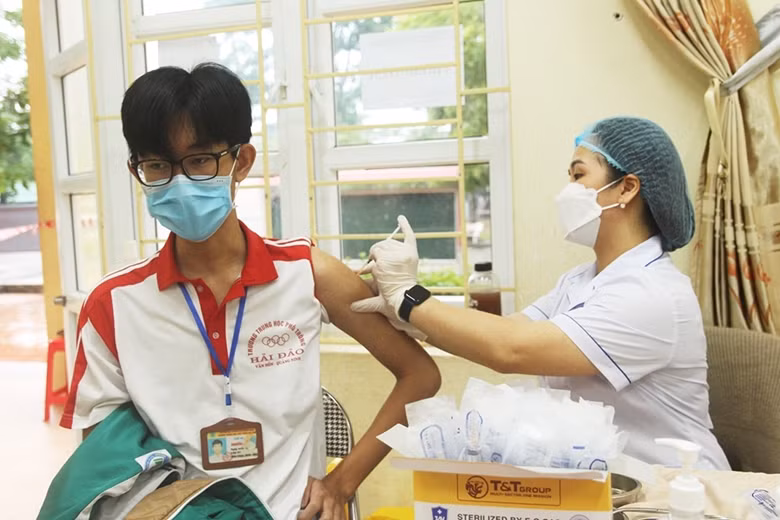 Bằng những quyết sách khoa học, đúng đắn, táo bạo, giữ vững địa bàn “An toàn - Ổn định - Phát triển trong trạng thái bình thường mới”, Quảng Ninh đã trở thành một trong số ít những địa phương điển hình, điểm sáng của cả nước về phòng, chống dịch COVID-19.