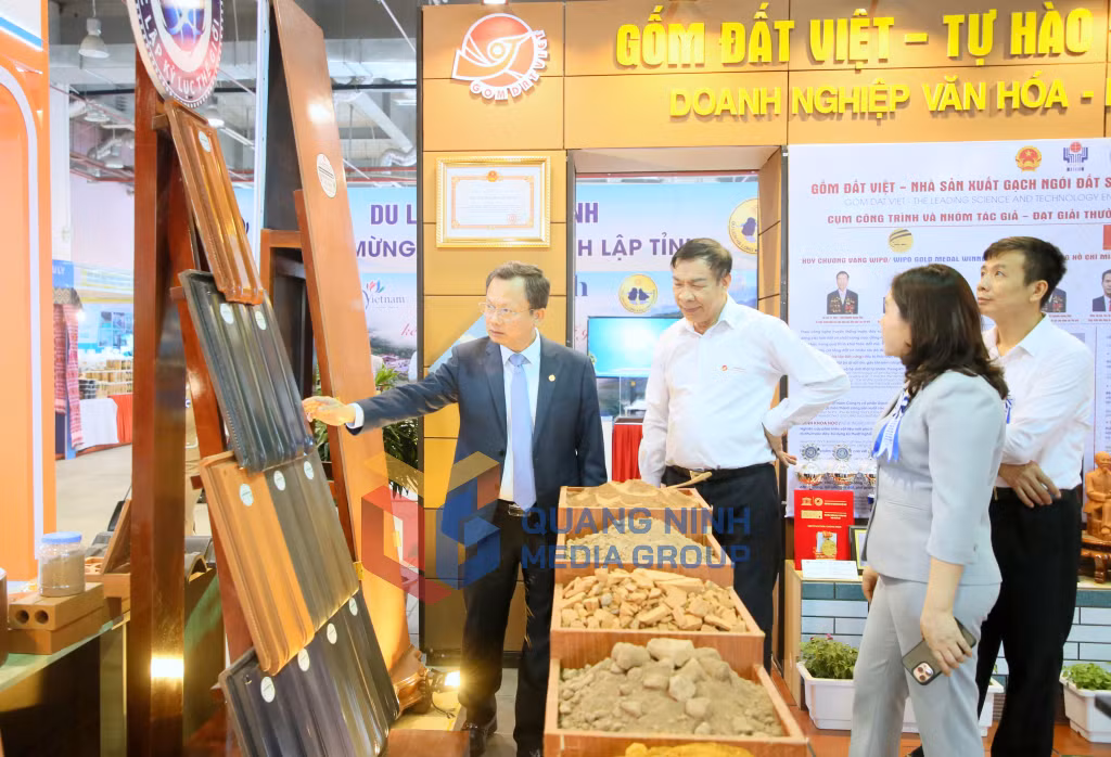 Đồng chí Cao Tường Huy, Quyền Chủ tịch UBND tỉnh tham quan gian hàng, xem các sản phẩm của một số doanh nghiệp chủ lực của tỉnh.