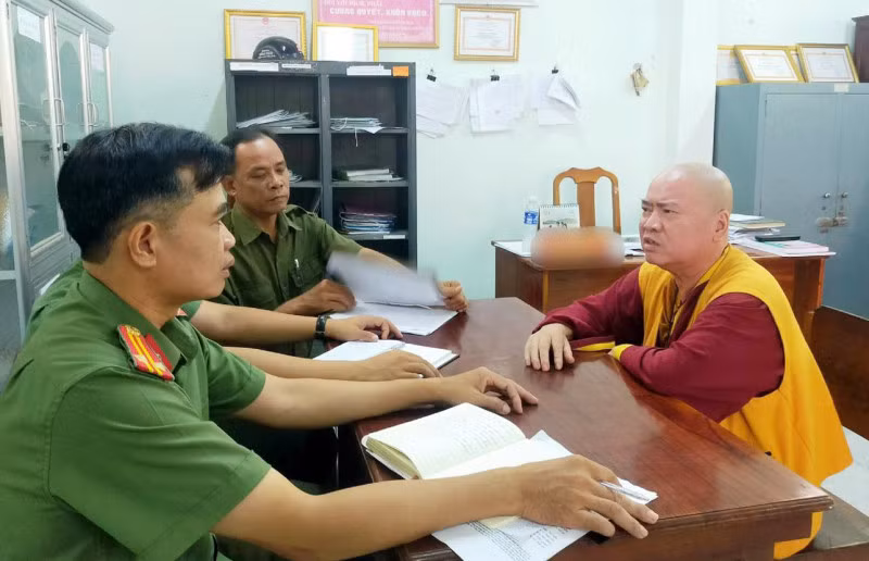 Cán bộ Công an làm việc với Trần Văn Truyện.