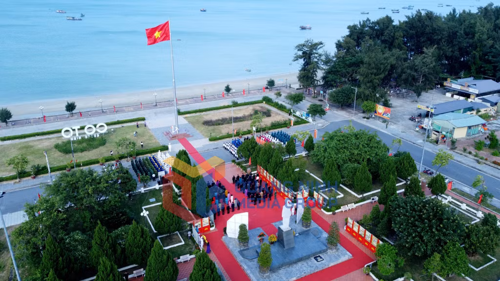 Lễ Thượng cờ trên huyện đảo Cô Tô (10-2023). Ảnh: Ảnh Thu Chung