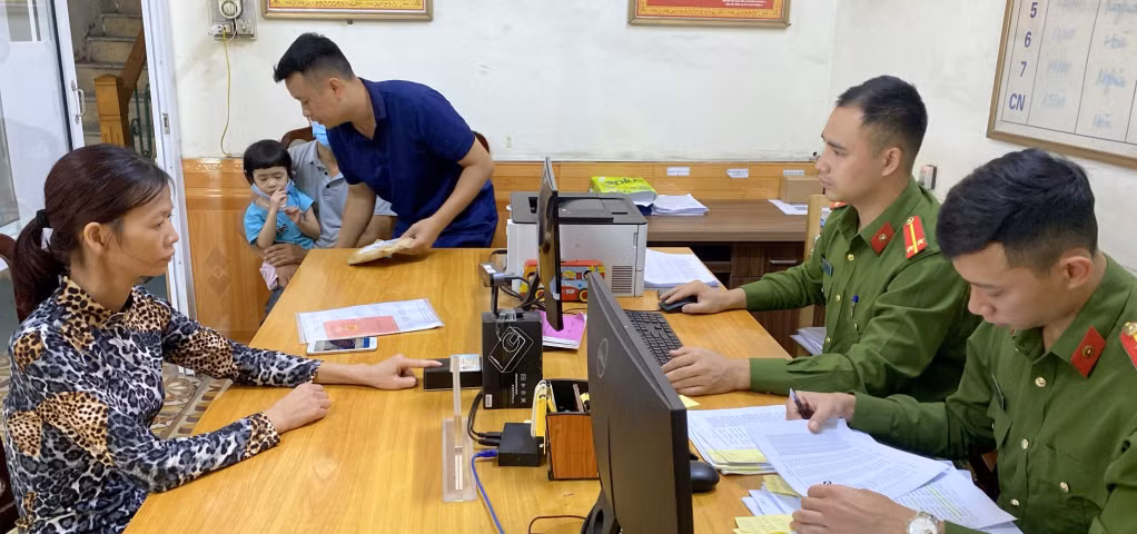 Lực lượng Công an các địa phương trên địa bàn TP Hạ Long tổ chức làm việc nhiều ca, làm việc ngoài giờ để thu nhận hồ sơ, hỗ trợ cài đặt và nâng cấp tài khoản định danh điện tử mức 2 cho công dân.