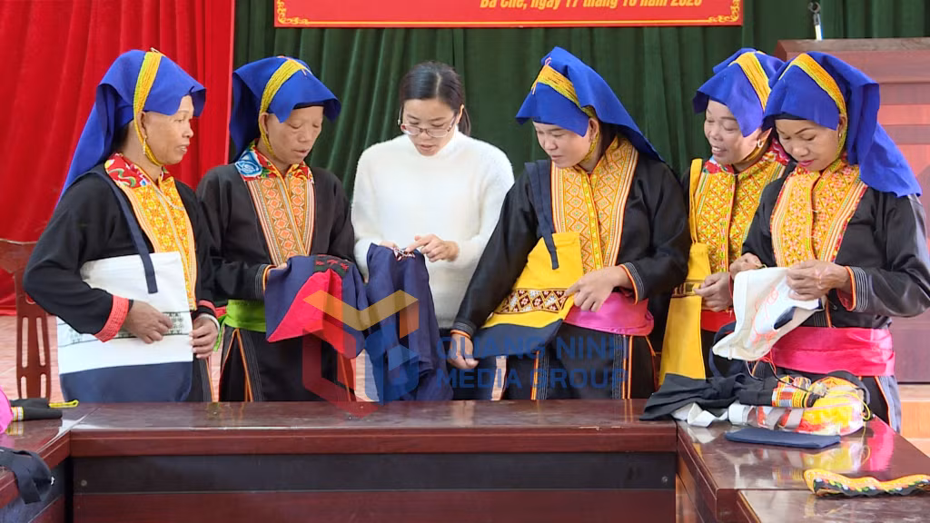 2023-10_Lớp học nghề thêu thổ cẩm ứng dụng của phụ nữ Dao Thanh Phán xã Đồn Đạc (huyện Ba Chẽ). Ảnh: Nguyễn Thanh