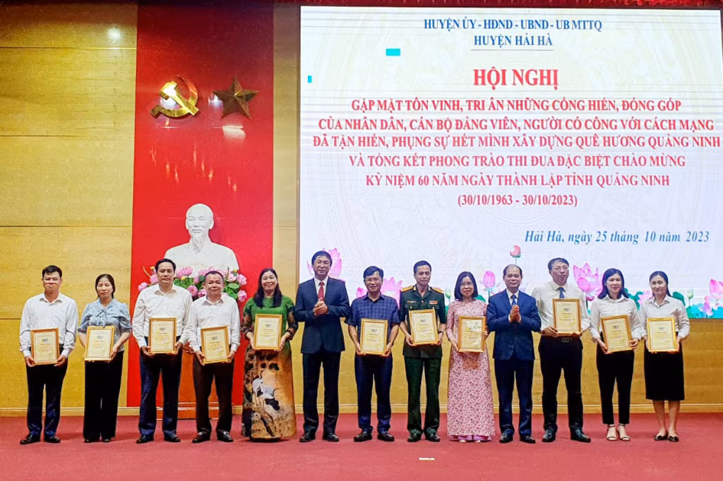 Huyện Hải Hà tổ chức gặp mặt, tôn vinh, tri ân những tập thể, cá nhân tiêu biểu nhân kỷ niệm 60 năm Ngày thành lập tỉnh.