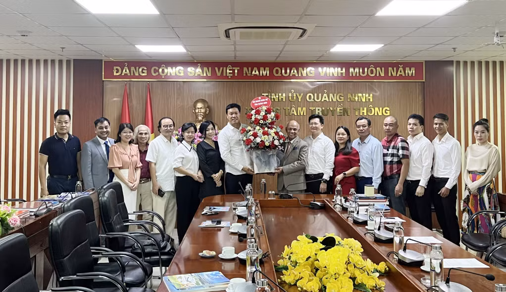 Hội Doanh nhân trẻ tỉnh Quảng Ninh tặng hoa cảm ơn Hiệp hội Doanh nhân Việt Nam tại nước ngoài.