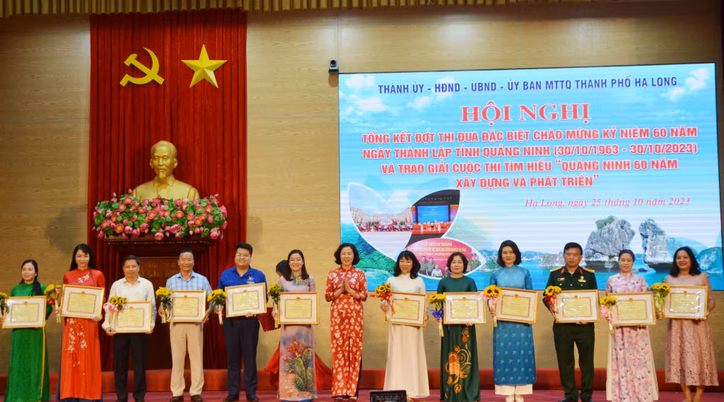Đồng chí Vũ Thị Mai Anh, Phó Bí thư Thường trực Thành ủy Hạ Long, Chủ tịch HĐND thành phố trao Giấy khen cho các tập thể có thành tích xuất sắc trong tham mưu chỉ đạo, tổ chức thực hiện cuộc thi tìm hiểu “Quảng Ninh 60 năm xây dựng và phát triển”.
