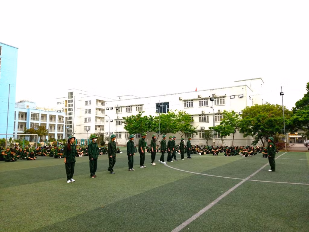 Học sinh Trường Chuyên Hạ Long tham gia lớp bồi dưỡng kiến thức QP-AN. (Ảnh đơn vị cung cấp).