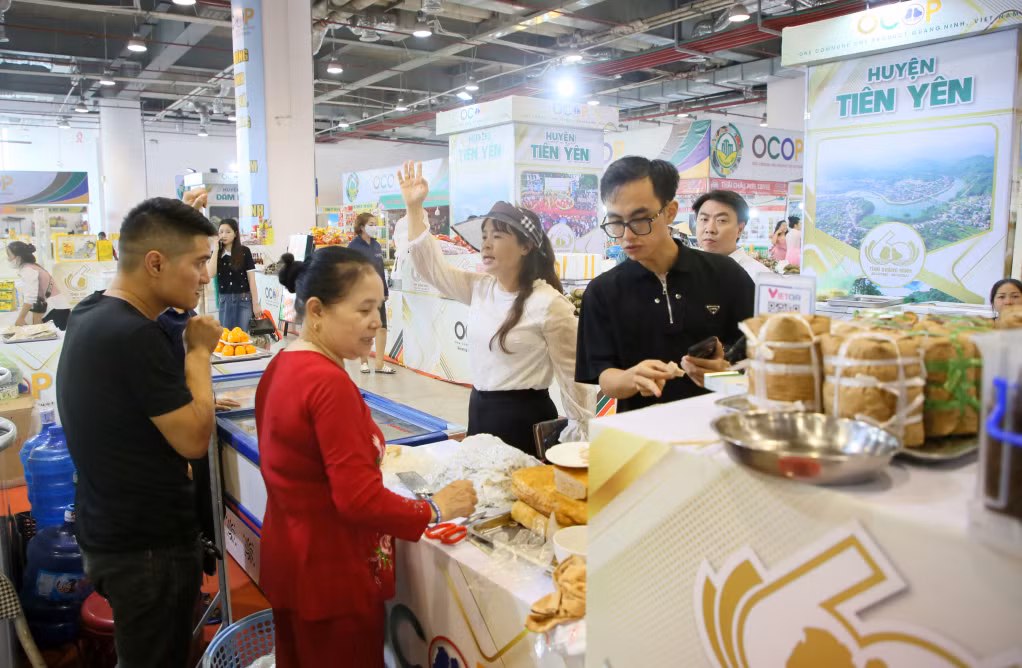 Các gian hàng giới thiệu và bán các sản phẩm OCOP của tỉnh Quảng Ninh thu hút người dân và du khách tới tham quan, mua sắm.