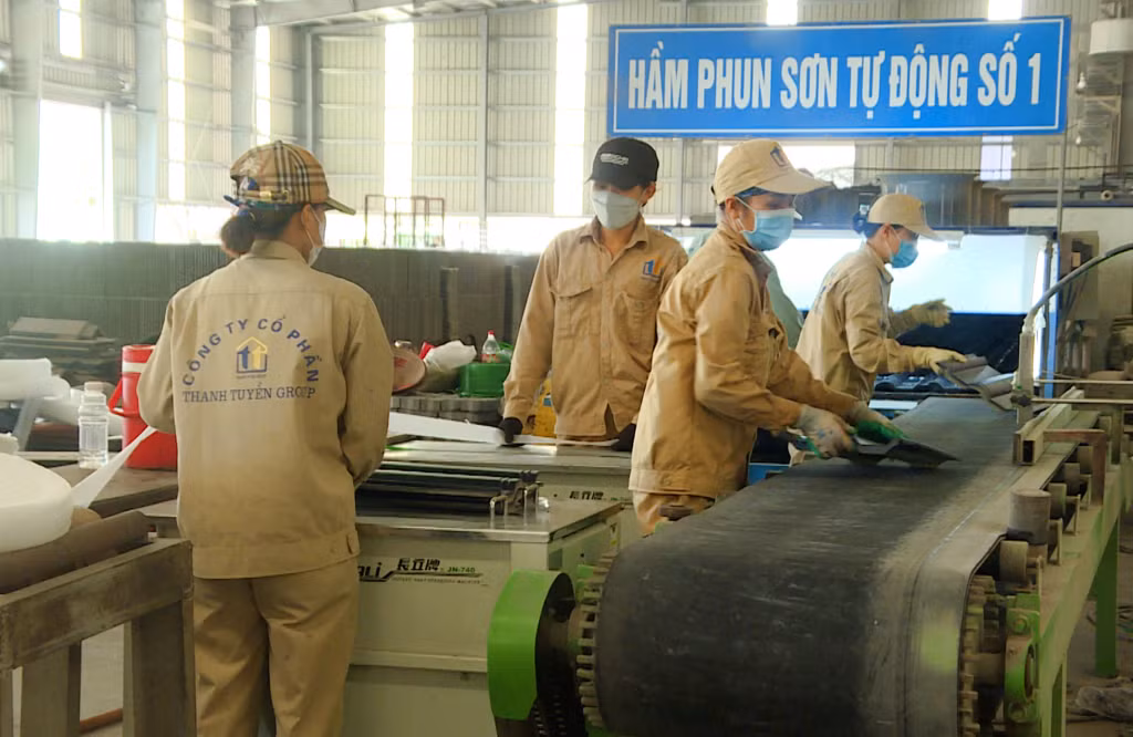 Sản xuất gạch, ngói không nung tại Nhà máy gạch không nung (Công ty CP Thanh Tuyền Group).