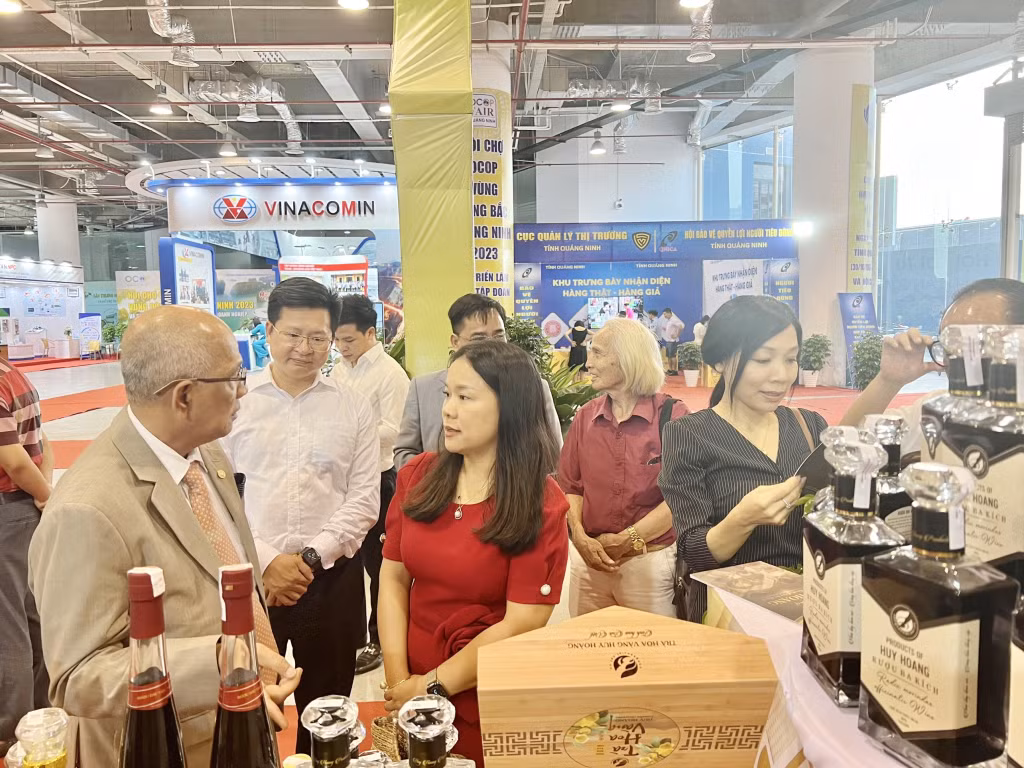 Đoàn Hiệp hội Doanh nhân Việt Nam tại nước ngoài tham quan Hội chợ OCOP khu vực Đông Bắc - Quảng Ninh 2023.