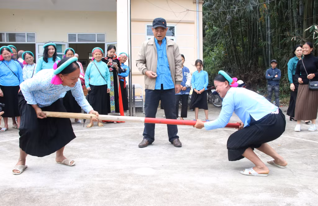 Thi đấu môn đẩy gậy tại Hội Mùa vàng Bình Liêu năm 2023.