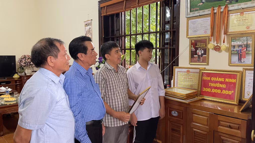 Cán bộ Hội Khuyến học tỉnh và Hội Khuyến học TX Đông Triều thăm gia đình ông Vũ Văn Hiển (thứ hai, phải sang), khu Tràng Bạch, phường Hoàng Quế, TX Đông Triều.