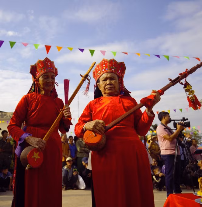 Các bà Then chuẩn bị hành lễ.
