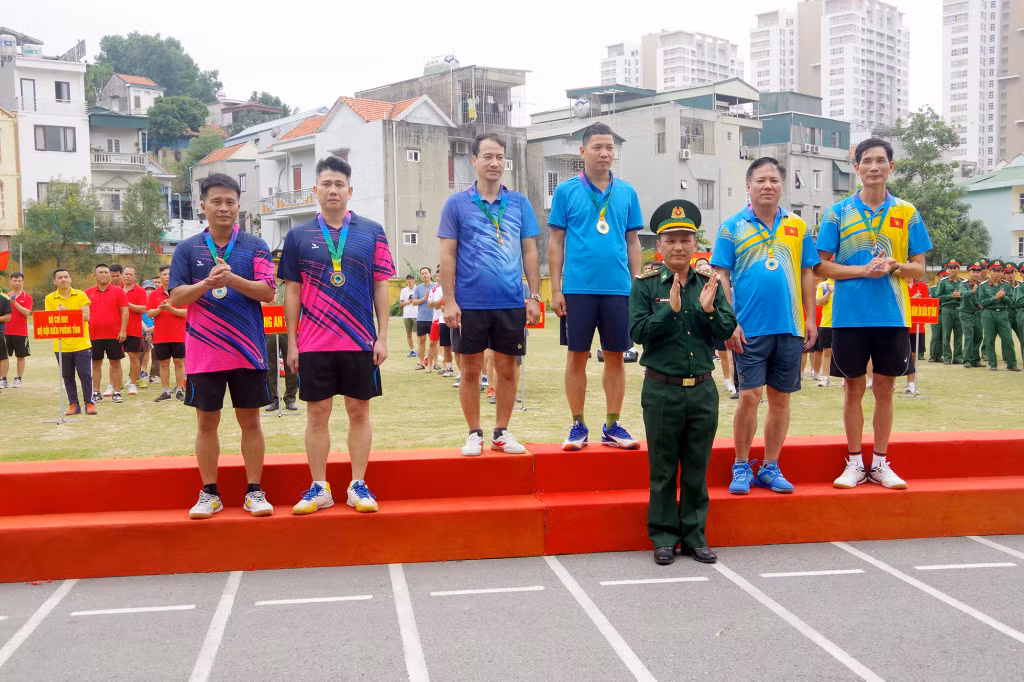 Lãnh đạo Bộ chỉ huy Bộ đội Biên phòng tỉnh trao giải môn Bóng bàn.