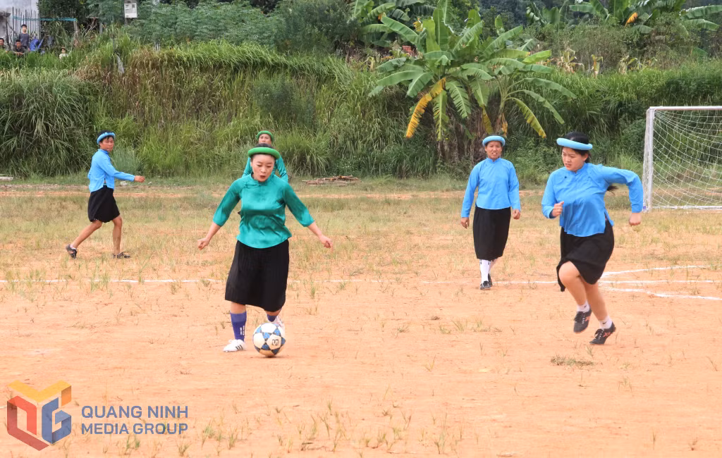 Hội Mùa vàng cũng là dịp để người dân nơi đây và du khách hòa mình sôi nổi trong giải bóng đá nữ các dân tộc Bình Liêu và...