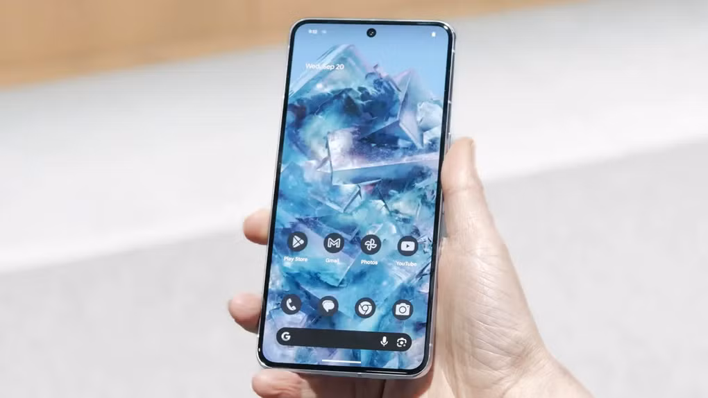 Pixel 8 Pro vẫn sở hữu màn hình 6,7-inch với camera trước đặt trong màn hình (Ảnh: T.G).