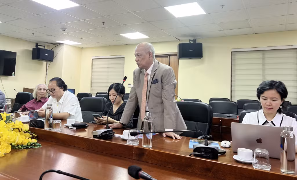 Ông Nguyễn Hồng Huệ (Peter Hong), Ủy viên TƯ MTTQ Việt Nam, Phó Chủ tịch Thường trực, Tổng thư ký Hiệp hội Doanh nhân Việt Nam ở nước ngoài trao đổi với các doanh nghiệp Quảng Ninh.