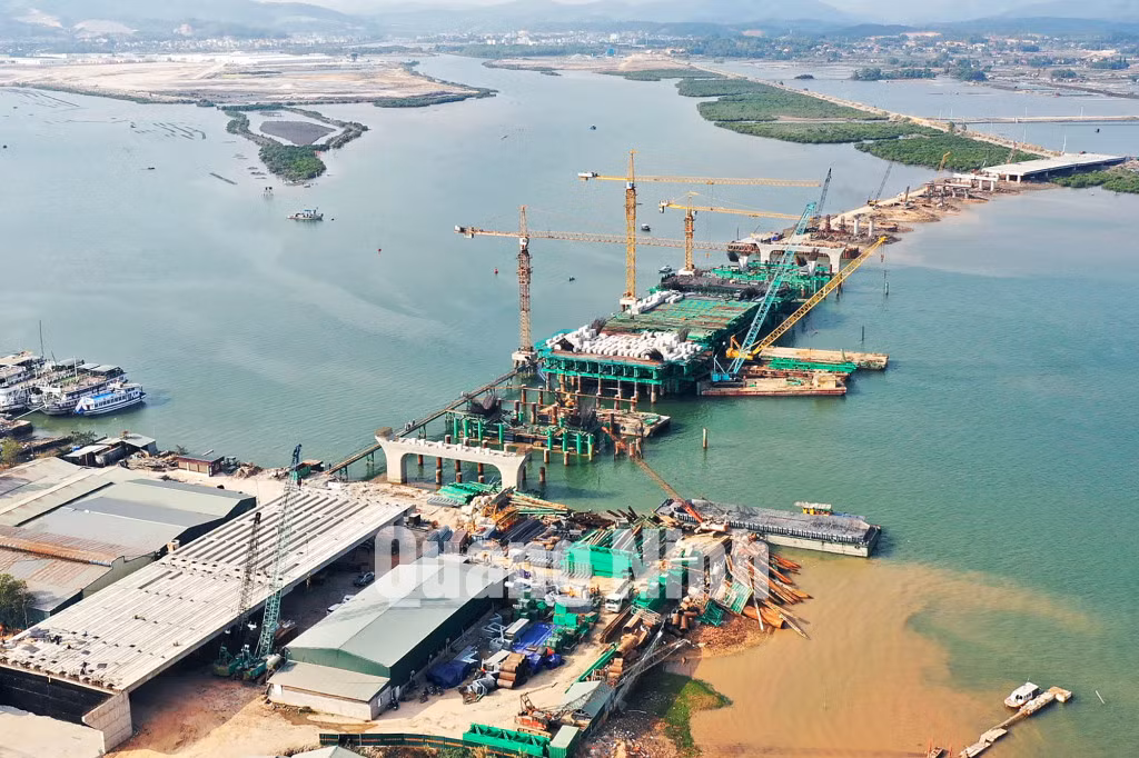 Thi công cầu Cửa Lục 1 (4-2021). Ảnh: Đỗ Phương