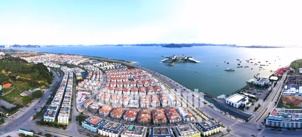 Những đô thị mới bên bờ Vịnh Hạ Long (5-2021). Ảnh: Hùng Sơn