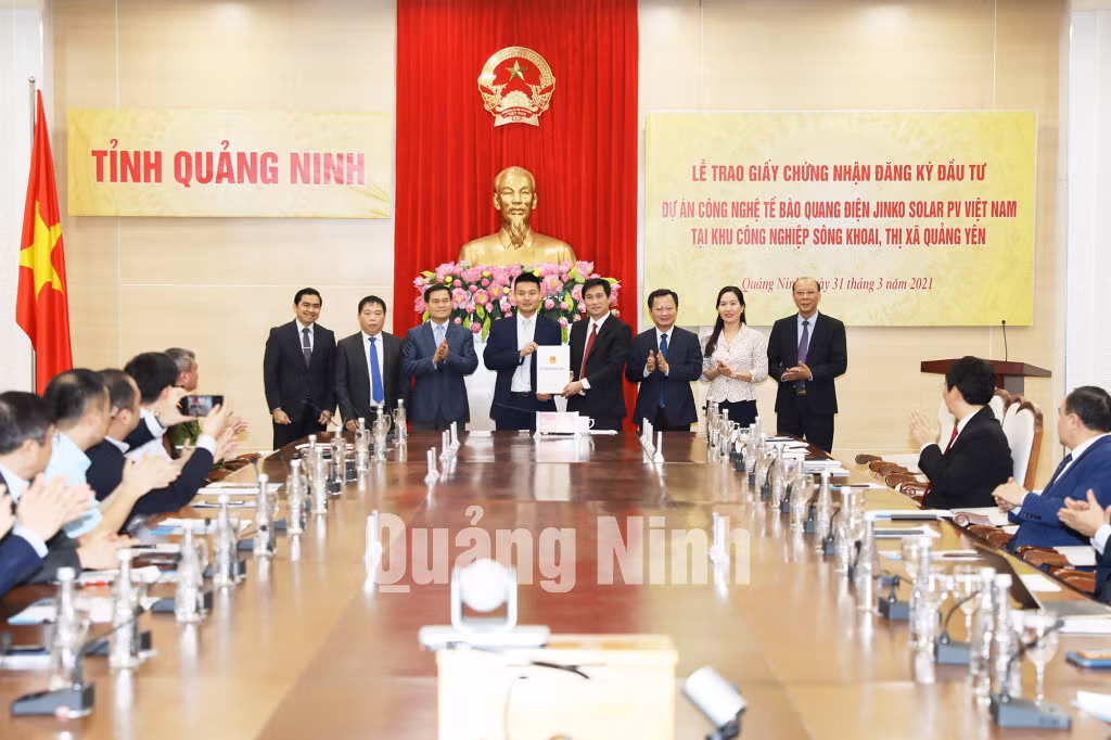 Đồng chí Nguyễn Tường Văn, Phó Bí thư Tỉnh ủy, Chủ tịch UBND tỉnh trao Giấy CNĐKĐT cho đại diện Công ty Jinko Solar Hong Kong (3-2021). Ảnh: Đỗ Phương