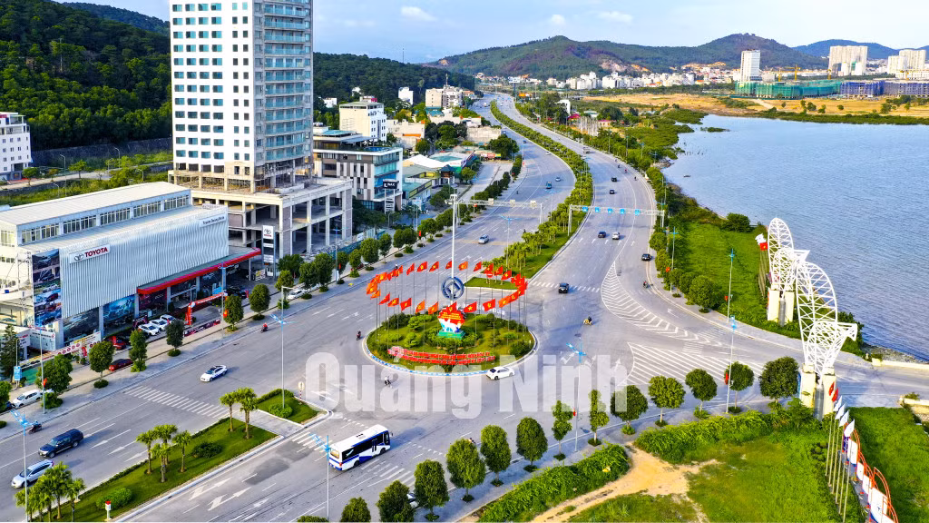 Tuyến đường 10 làn xe đầu tiên của tỉnh Quảng Ninh nối TP Hạ Long với cao tốc Hải Phòng - Vân Đồn (6-2021). Ảnh: Hùng Sơn