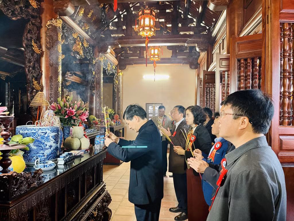 Các đồng chí lãnh đạo thành phố thực hiện nghi thức cắt băng khánh thành, mở cửa đền và dâng hương.