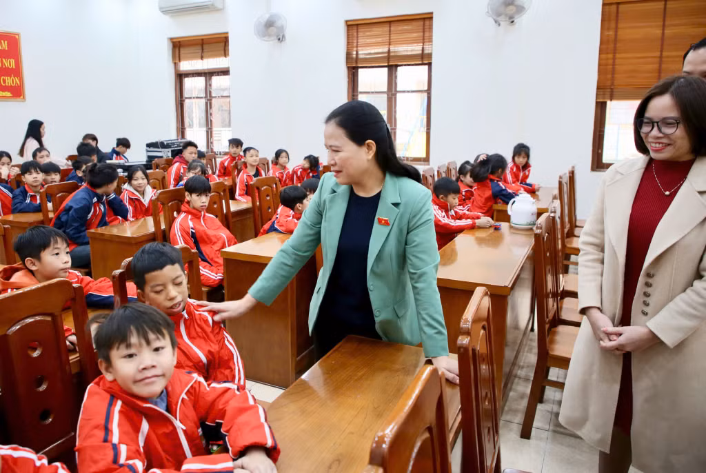 Đồng chí Đỗ Thị Lan, Phó Chủ nhiệm Ủy ban Xã hội của Quốc hội, Đại biểu Quốc hội tỉnh Quảng Ninh, trò chuyện, động viên các em nhỏ đang được nuôi dạy tại Cơ sở Bảo trợ, chăm sóc trẻ em có hoàn cảnh đặc biệt tỉnh Quảng Ninh.