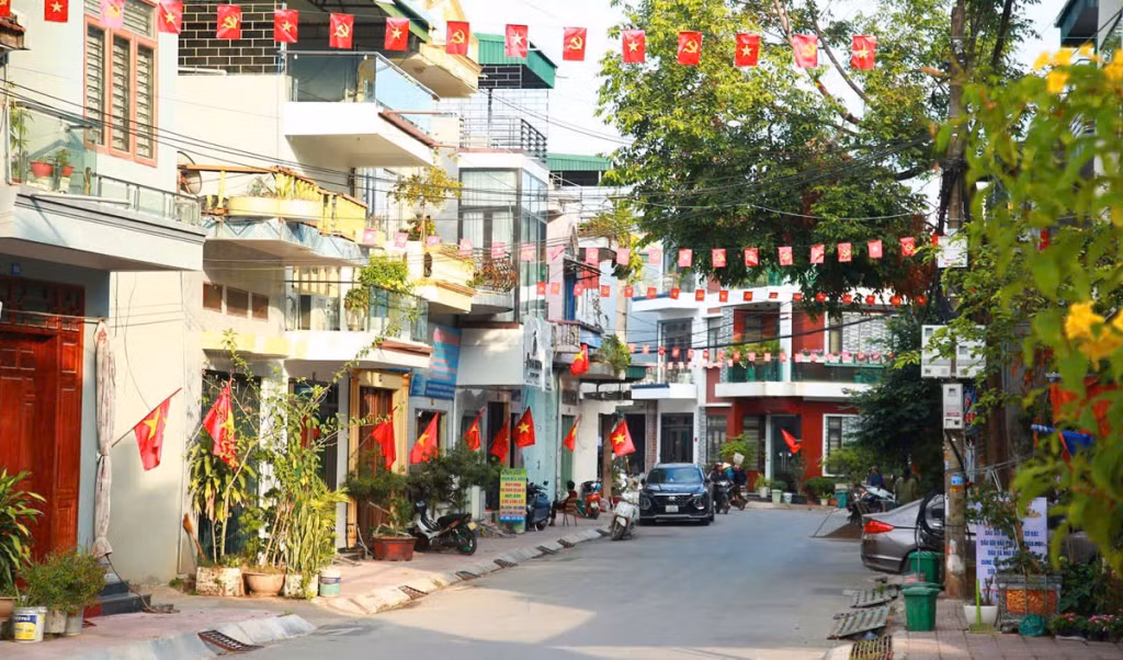 Các khu phố của thị trấn Tiên Yên (huyện Tiên Yên) được trang hoàng cờ hoa chuẩn bị đón Tết Nguyên đán Ất Tỵ 2025.