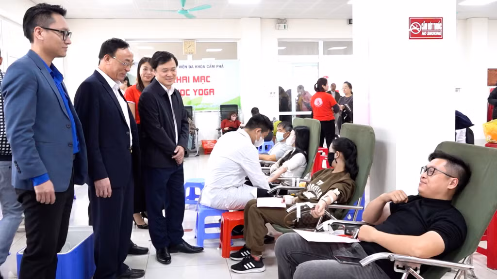 Lãnh đạo thành phố Cẩm Phả động viên các tình nguyện viên.