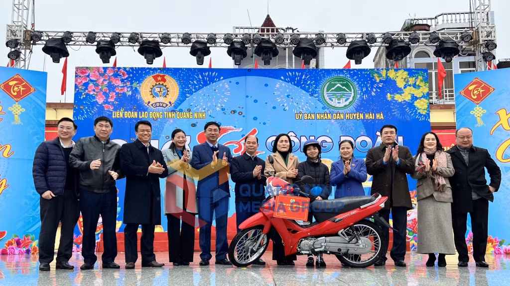 2025-01_Chợ Tết Công đoàn 2024 - tặng xe máy trong trò chơi bốc thăm trúng thưởng cho CNLĐ. Ảnh: Thanh Hằng