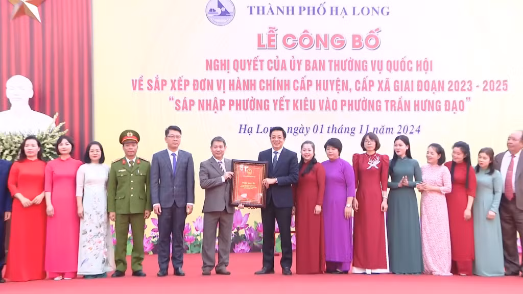 Lễ công bố sáp nhập phường Yết Kiêu vào phường Trần Hưng Đạo (TP Hạ Long).