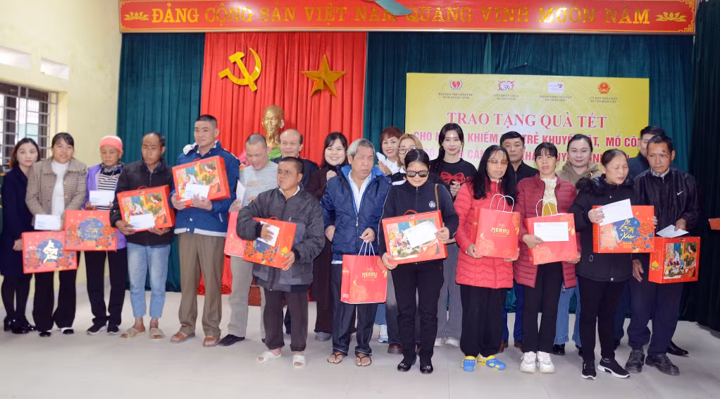 Hội Bảo trợ NKT-TMC tỉnh cùng các nhà hảo tâm trao tặng quà Tết 2025 cho hội viên Hội Người mù huyện Bình Liêu.