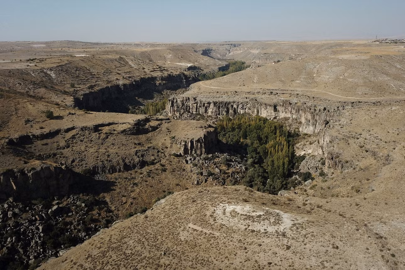 Thung lũng Ilhara ở vùng Cappadocia, Thổ Nhĩ Kỳ cũng là một hẻm núi được nhiều người biết đến. Nơi đây không phải nổi tiếng vì kích thước hay độ sâu của nó mà vì các khu định cư và nhà thờ được các tu sĩ Byzantine xây dựng trên vách đá núi lửa. Những vị tu sĩ này được cho là người định cư đầu tiên ở khu vực này vào thế kỷ thứ 7. Ảnh: Kaan Kosemen.