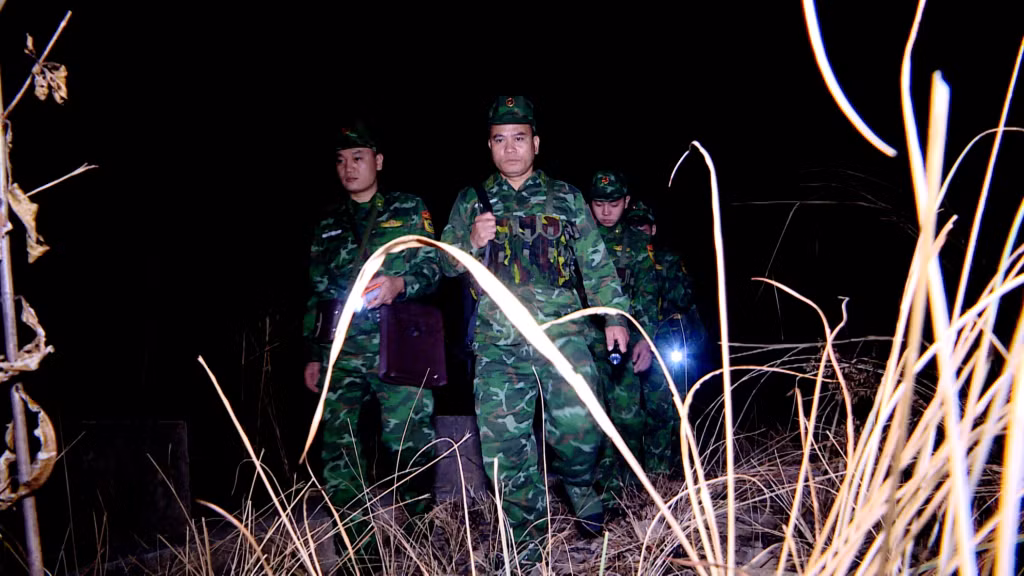 Cán bộ chiến sỹ Đồn Biên phòng Cửa khẩu Hoành Mô (huyện Bình Liêu) tuần tra kiểm soát dọc tuyến biên giới.