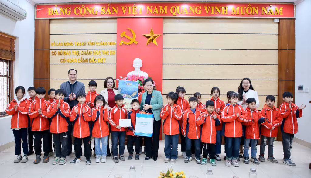 Phó Chủ nhiệm Ủy ban Xã hội của Quốc hội, Đại biểu Quốc hội tỉnh Quảng Ninh tặng quà Tết cho các em nhỏ tại Cơ sở Bảo trợ, chăm sóc trẻ em có hoàn cảnh đặc biệt tỉnh Quảng Ninh.