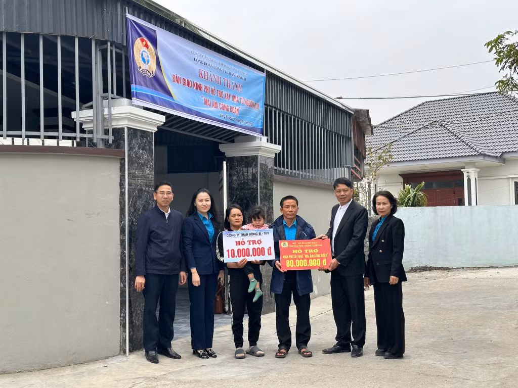Công đoàn Công ty Than Uông Bí - TKV trao kinh phí hỗ trợ xây nhà cho anh Hoàng Văn Hệ, Phân xưởng khai thác 27.
