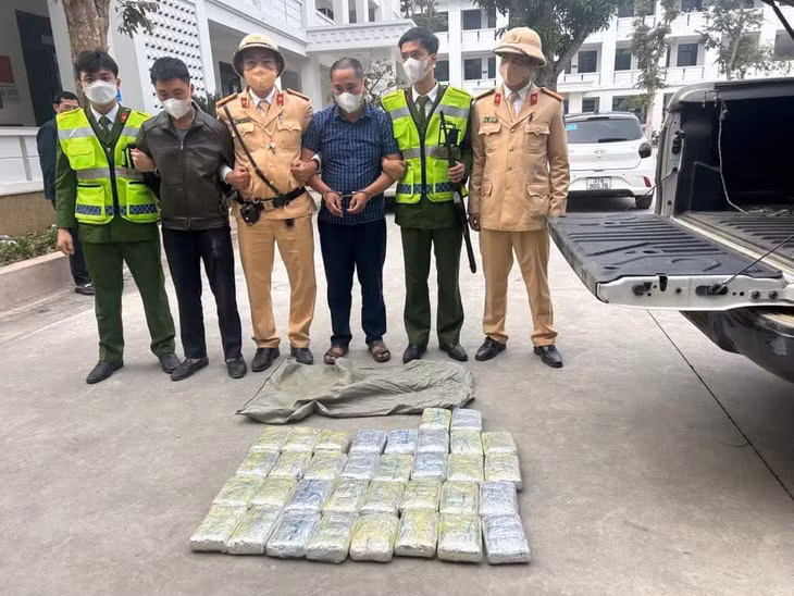 Lực lượng công an thu giữ nhiều bọc nghi là heroin - Ảnh: Công an cung cấp
