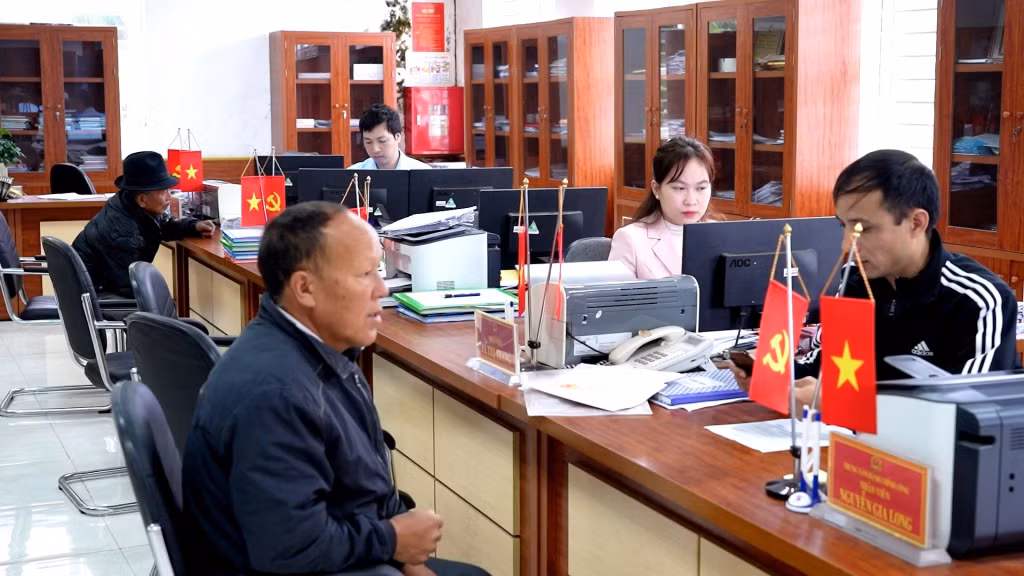 Ông Chíu Sáng Sính (xã Đại Bình, huyện Đầm Hà) được cán bộ Trung tâm Hành chính công huyện hỗ trợ nộp TTHC qua dịch vụ công trực tuyến.