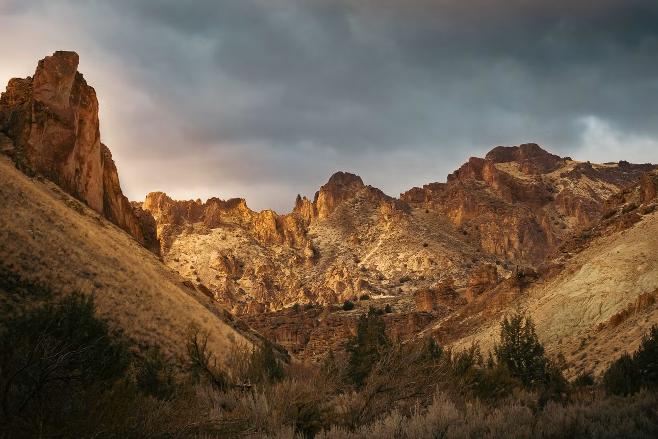Leslie Gulch là một hẻm núi ẩn mình trong Owyhee Canyonlands. Phần lớn địa hình nơi đây được cấu tạo từ tro núi lửa được lắng đọng sau một vụ phun trào khoảng 15,5 triệu năm trước. Ảnh: Ethan Edwards.
