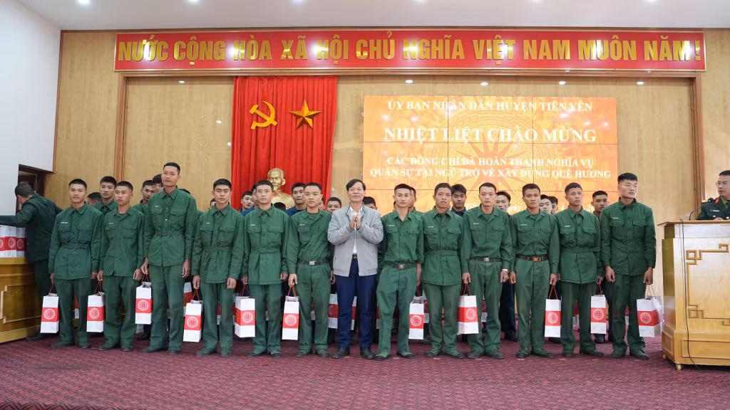 Huyện Tiên Yên tặng quà 105 quân nhân hoàn thành xuất sắc nhiệm vụ huấn luyện trong quân ngũ.