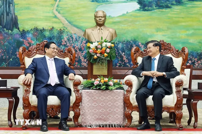 Thủ tướng Phạm Minh Chính và Tổng Bí thư, Chủ tịch nước Lào Thongloun Sisoulith. (Ảnh: Dương Giang/TTXVN)