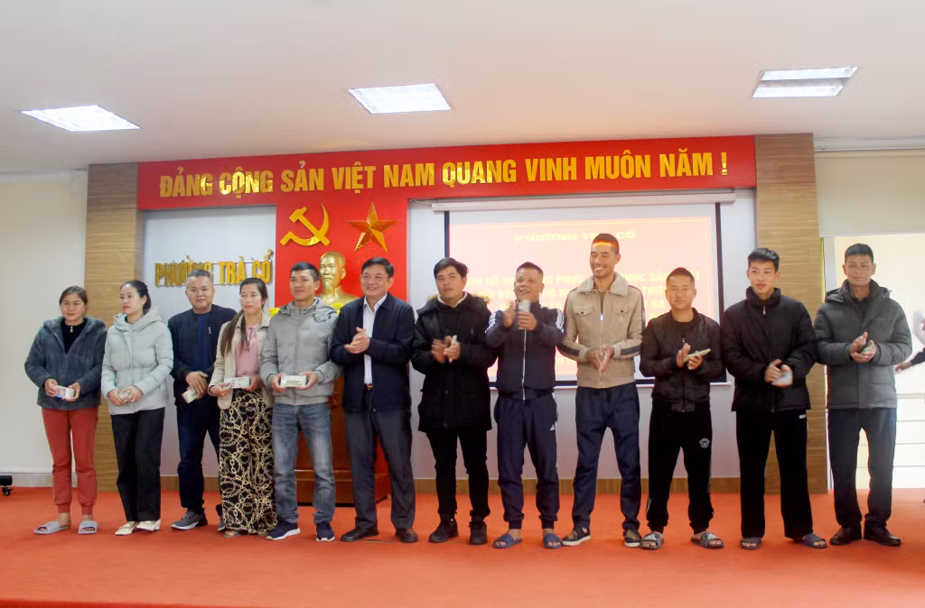 TP Móng Cái trao kinh phí hỗ trợ cho các hộ dân NTTS bị thiệt hại do cơn bão Yagi, tháng 1/2025. Ảnh: Hải Ninh (Trung tâm TT-VH Móng Cái)