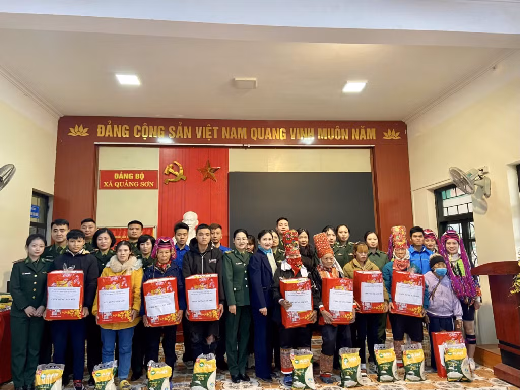 Đoàn công tác trao tặng quà Tết cho các hộ tại xã Quảng Đức.