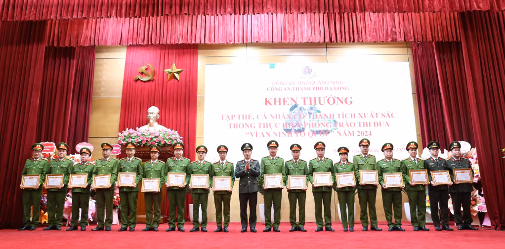 Nhiều tập thể, cá nhân được biểu dương, khen thưởng