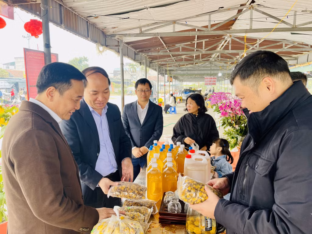 Tại các chợ hoa xuân đều bố trí thêm các gian hàng bày bán sản phẩm OCOP và các sản phẩm phục vụ Tết Nguyên đán.