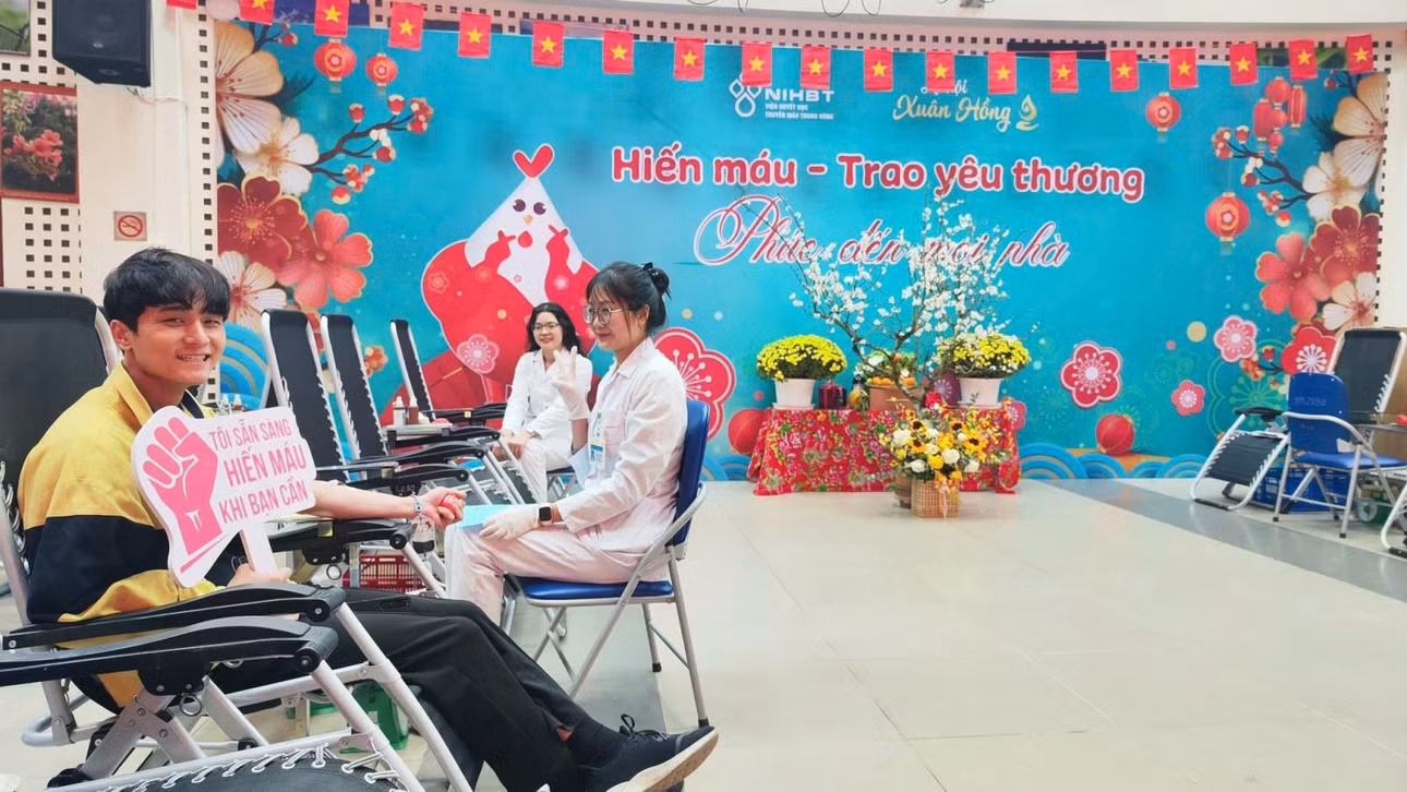 Anh Nguyễn Đức Đạt (ở Thanh Trì, Hà Nội) là người hiến máu đầu tiên trong ngày mùng 1 Tết.
