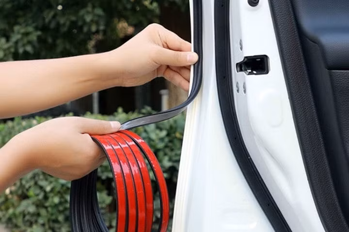 Gioăng cao su bao quanh cửa xe là bộ phận dễ bị nứt trong mùa hanh khô. (Ảnh minh họa)
