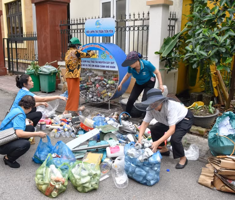 Việc phân loại rác tại nguồn tại các địa phương chưa đồng bộ từ khâu thu gom đến xử lý. (Chi hội Phụ nữ khu phố Hòa Bình, thị trấn Tiên Yên, huyện Tiên Yên thực hiện phân loại, tái chế rác thải nhựa. Ảnh: Văn Bá-CTV)