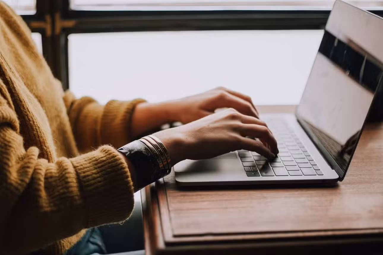 Một chiếc xe có nhiều công nghệ thông minh cũng dễ bị tấn công hơn. Ảnh: Unsplash