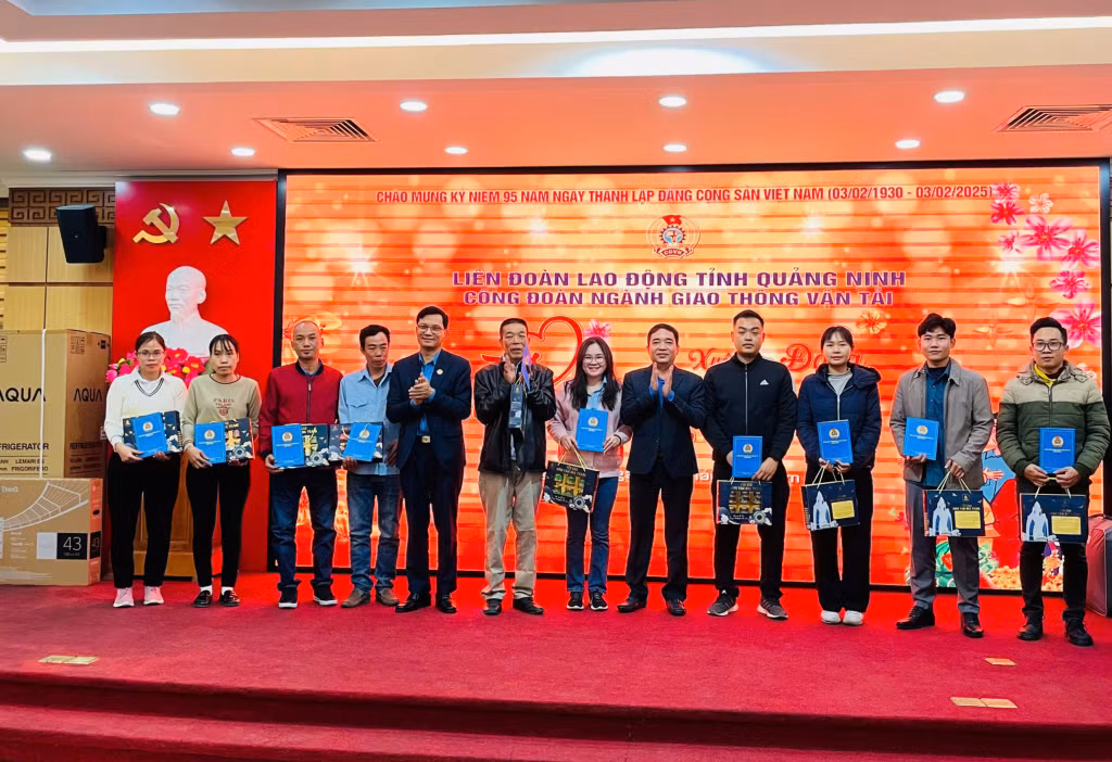 Lãnh đạo LĐLĐ tỉnh và Công đoàn ngành GTVT tặng quà cho CNVCLĐ có hoàn cảnh khó khăn.